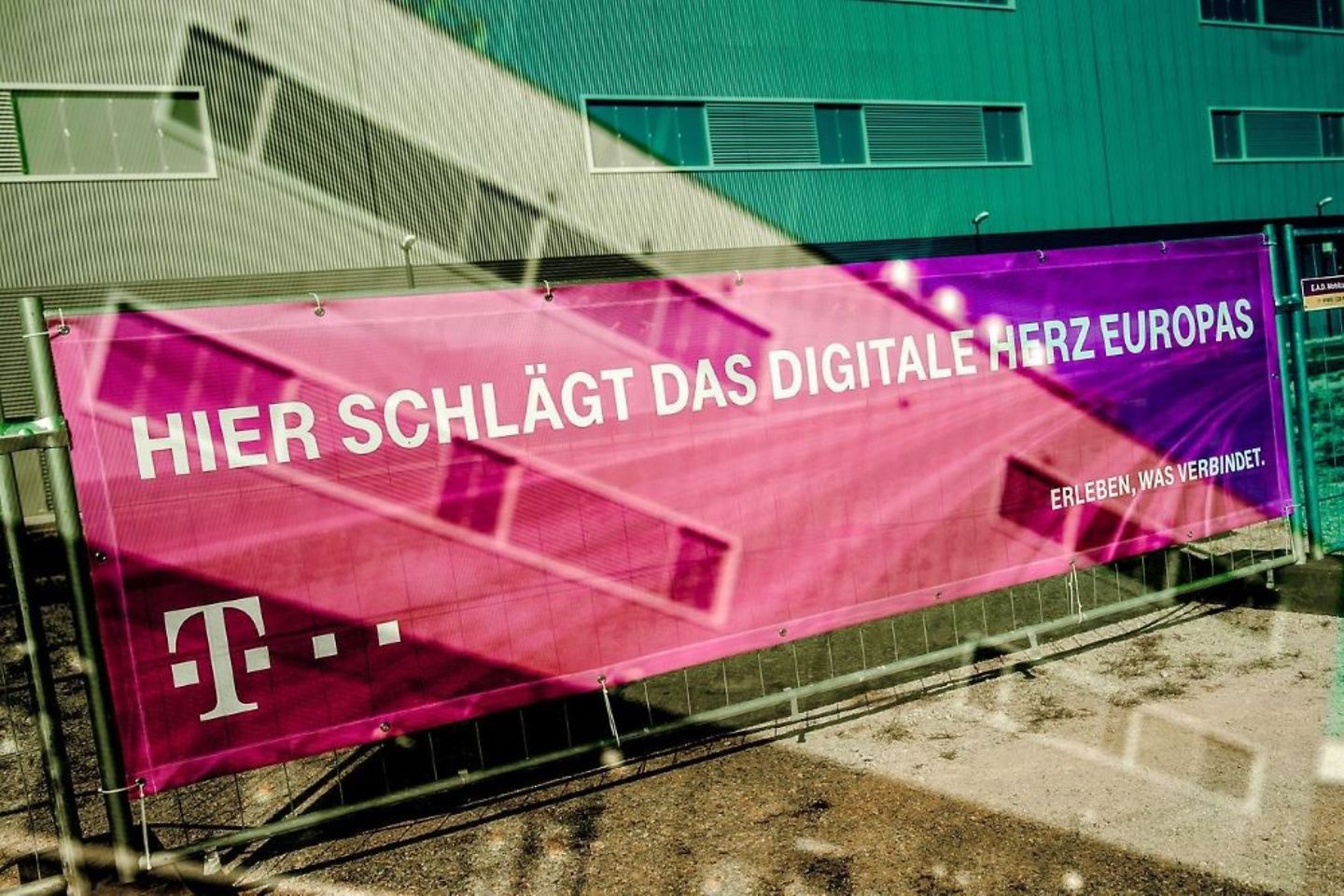 Bannière « Ici bat le cœur numérique de l’Europe » devant le datacenter de Biere