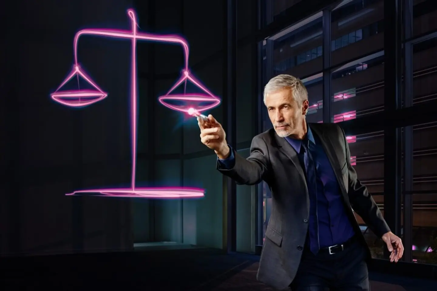 Un abogado dibujando una balanza de la justicia de color magenta