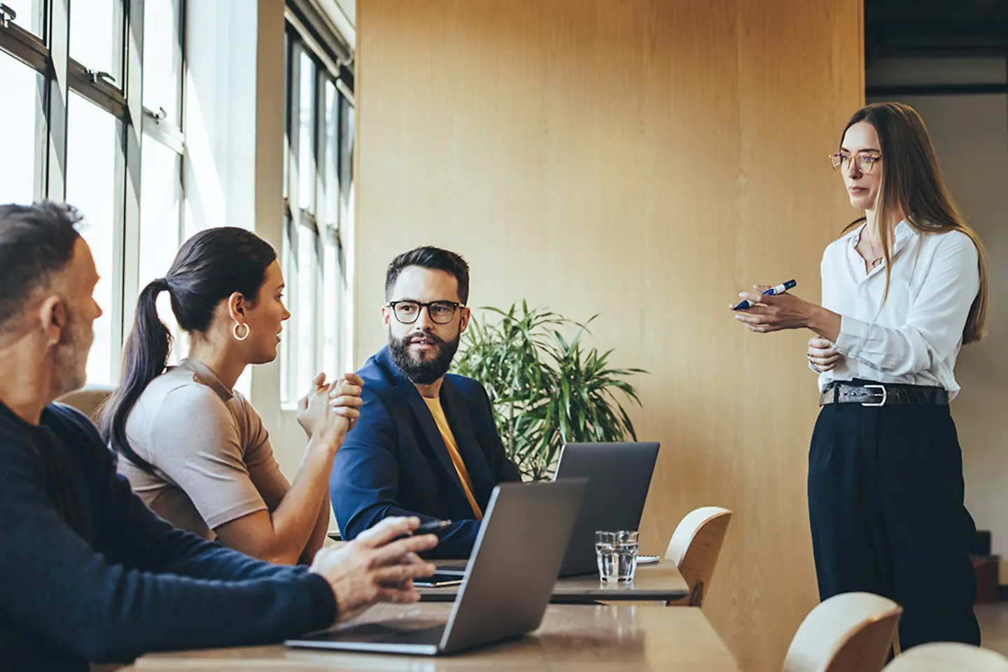 Zakenmensen bespreken een cyberherstelstrategie