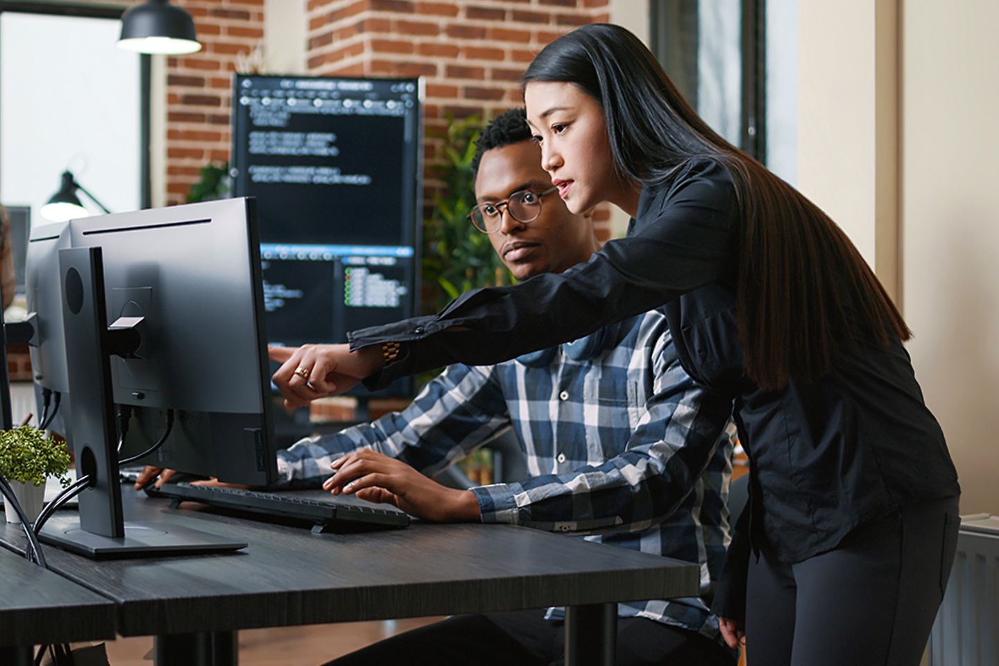 Equipo de seguridad rechazando ciberataques en laptops
