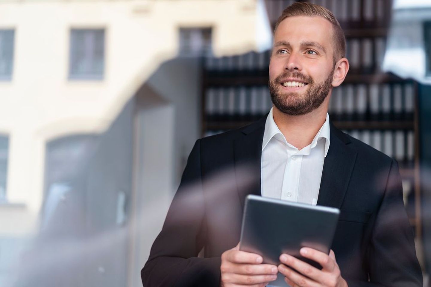 Um profissional está usando nuvens SAP em um tablet