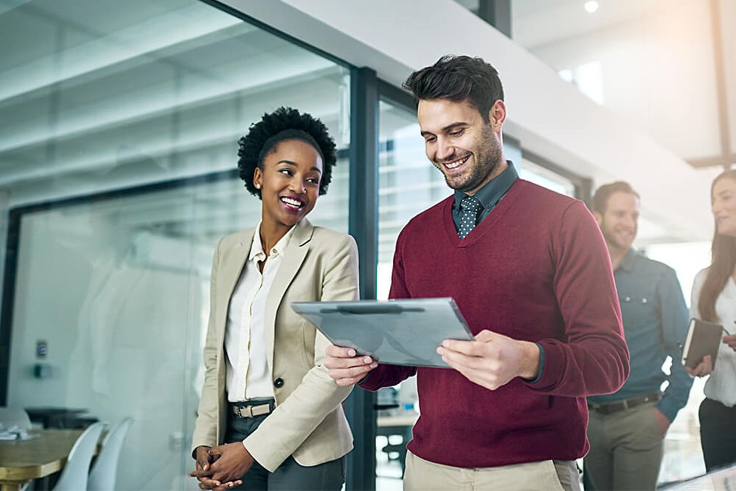 HR-specialisten werken aan een HR-portaal op een tablet