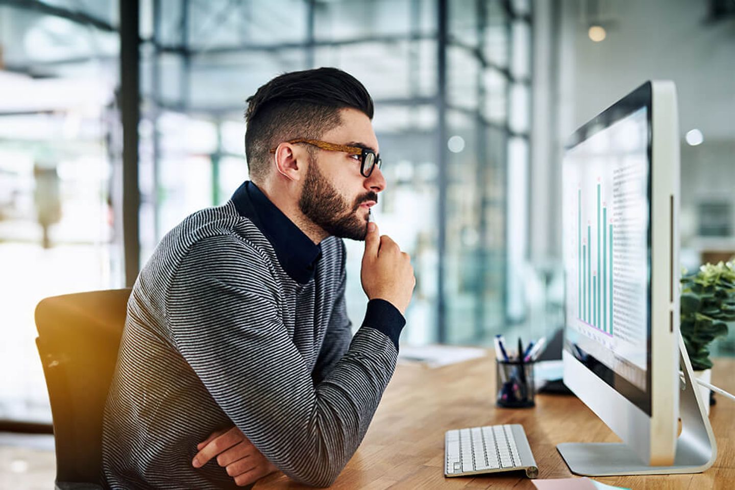 Employé avec ordinateur portable