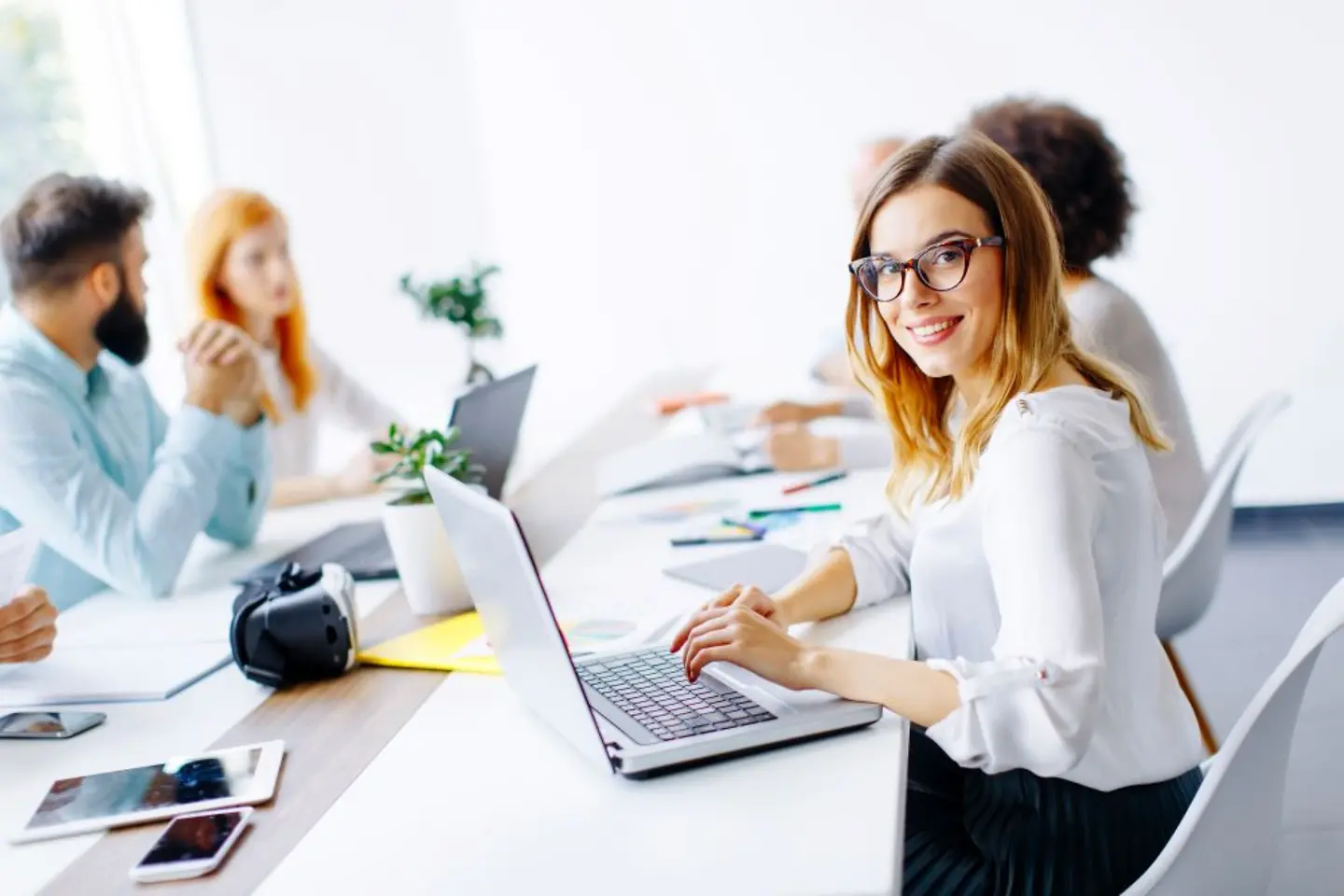 Sonriente empleada de T-Systems con un portátil