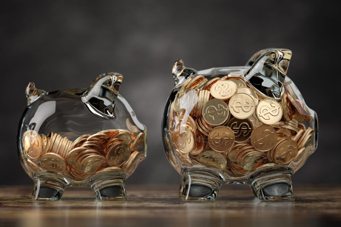 Glassparschweine mit Münzen, die finanzielles Wachstum, Kosteneffizienz und Qualitätssteigerung Cloud-Services symbolisieren