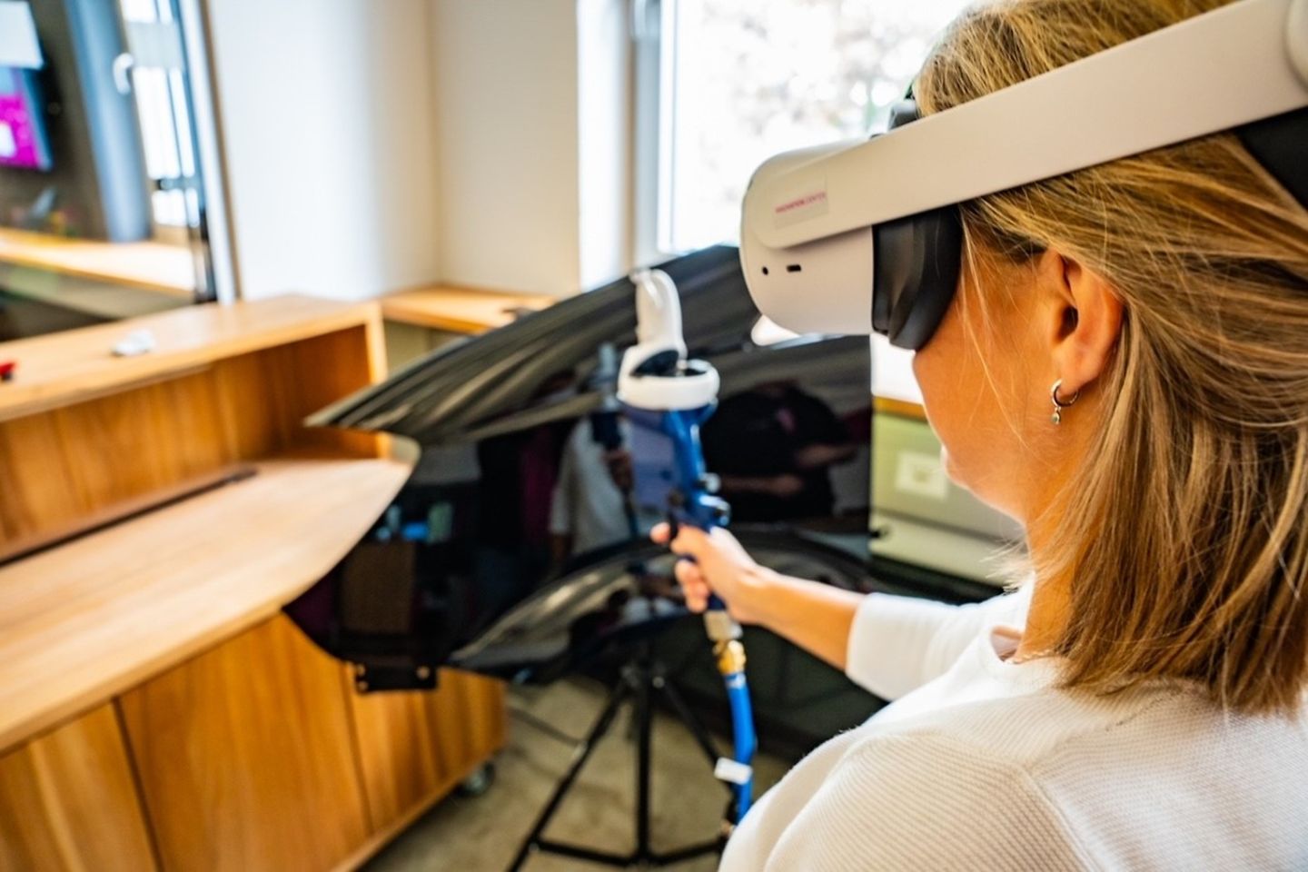 Frau mit VR Brille bei Trainingsprozessen im Enterprise Metaverse