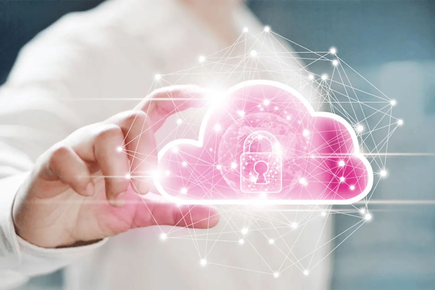 Hand eines Geschäftsmannes hält Cloud mit Sicherheitssymbol