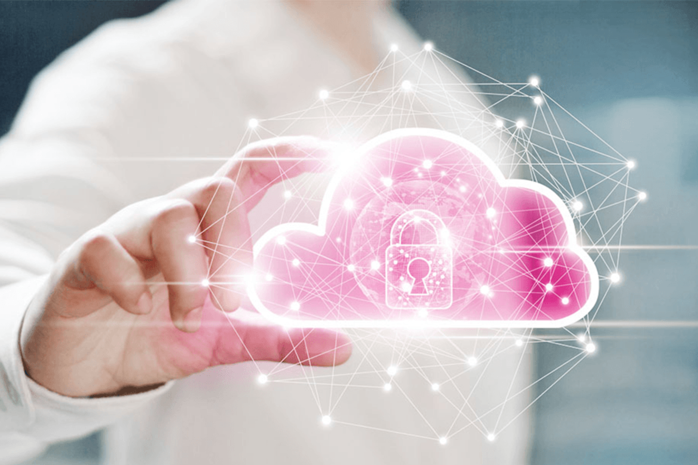 Hand eines Geschäftsmannes hält Cloud mit Sicherheitssymbol