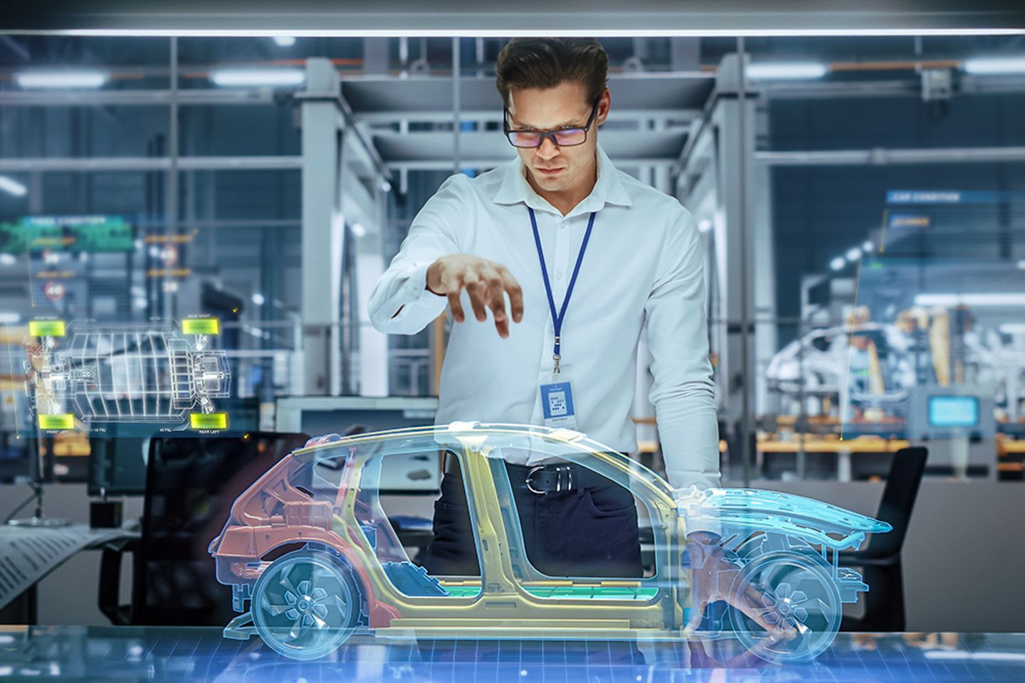 Ein Automobilingenieur nutzt Augmented Reality, um ein 3D-Hologramm-Modell eines Elektroautos zu konstruieren.