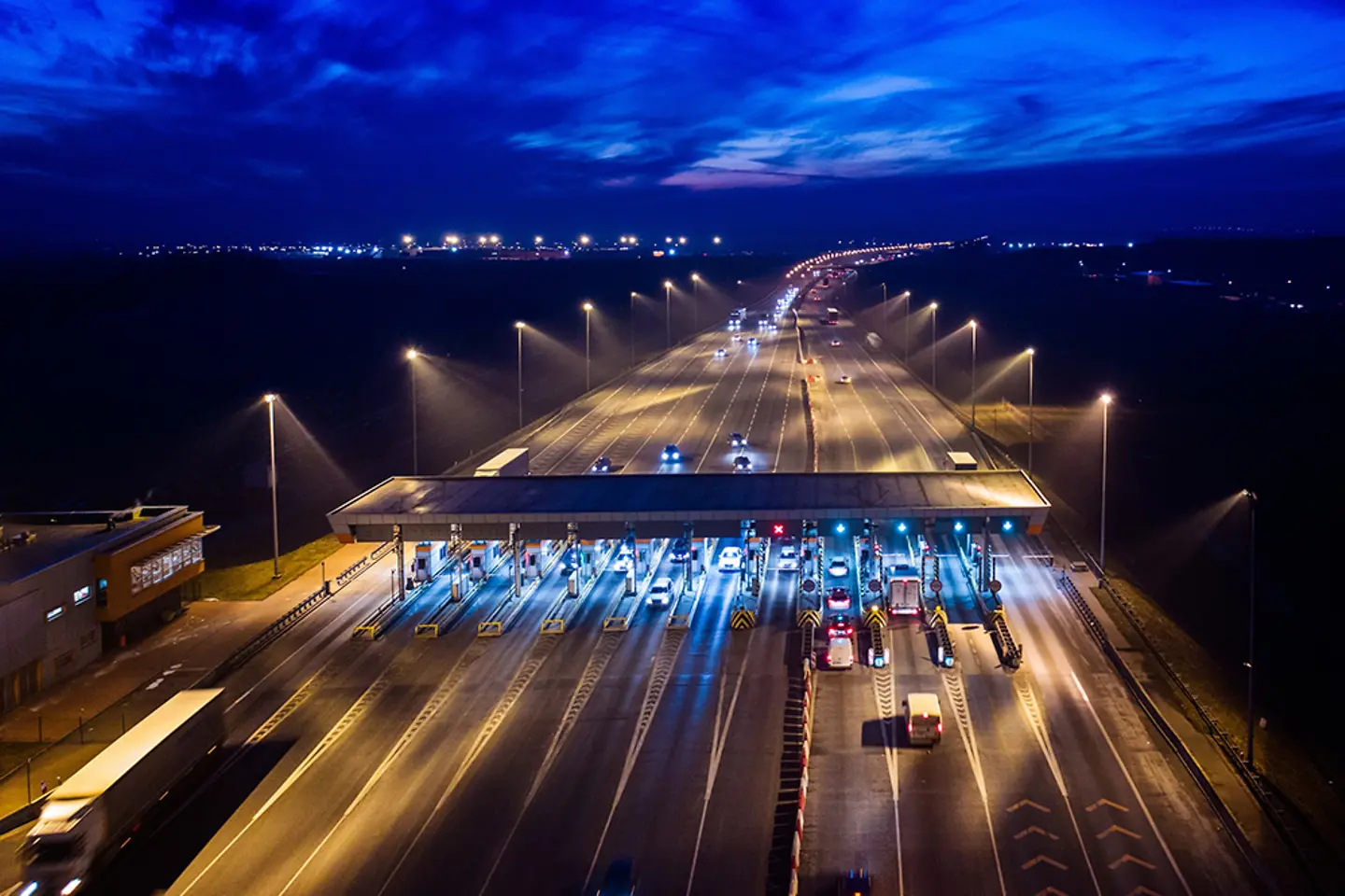 Mautstelle an Autobahn bei Nacht