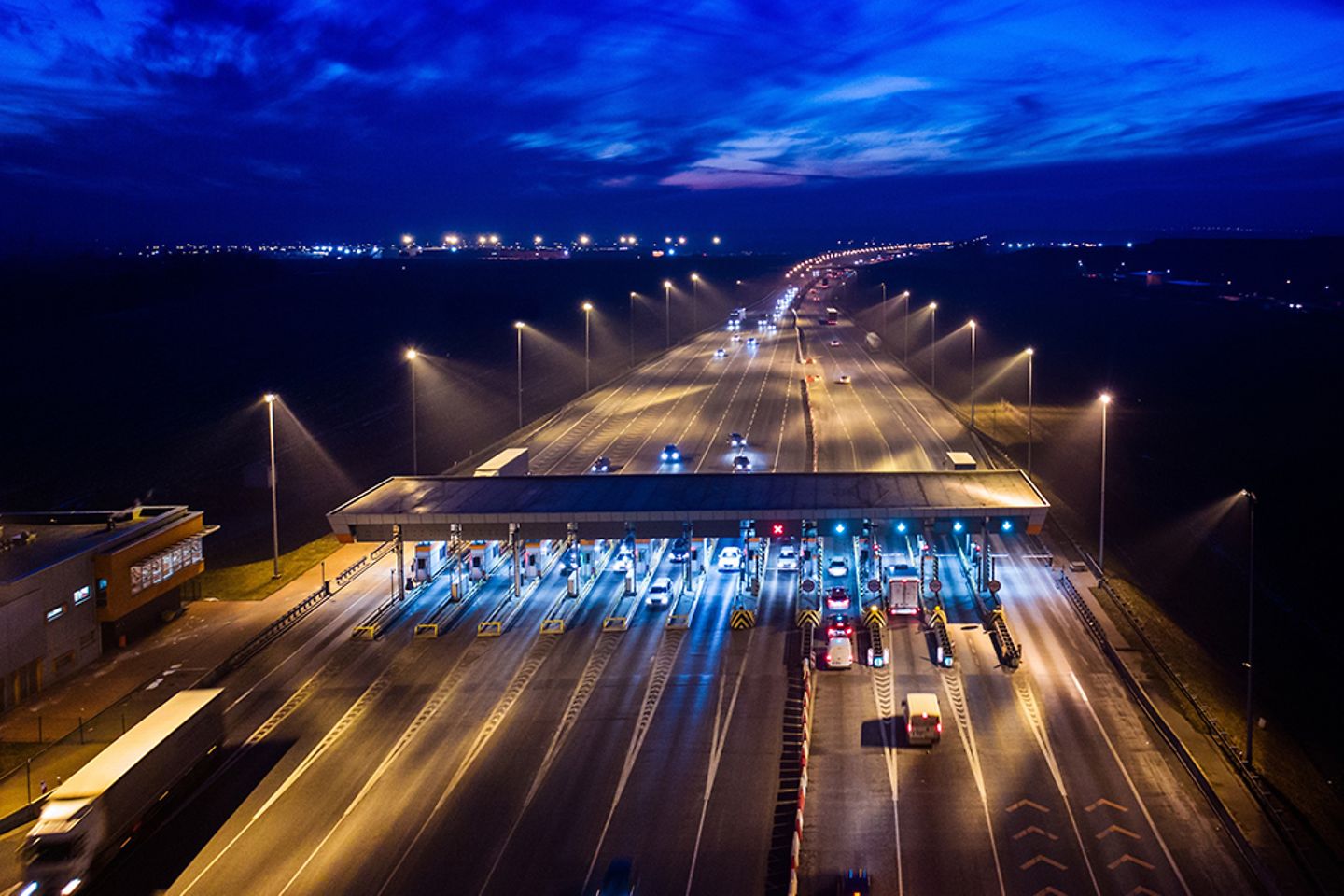 Mautstelle an Autobahn bei Nacht