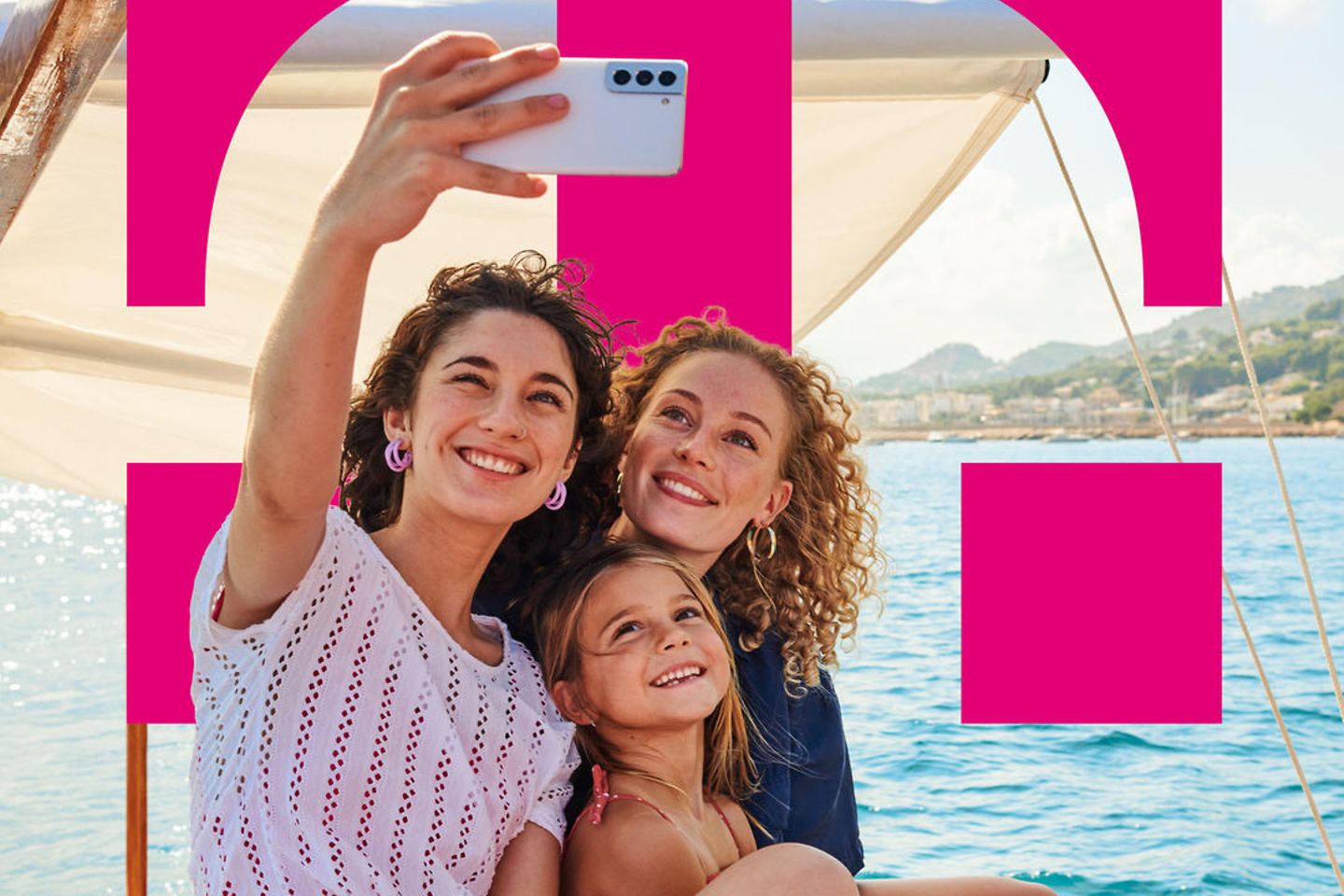 Junge Mütter mit einem Kind auf einem Schiff machen ein Selfie