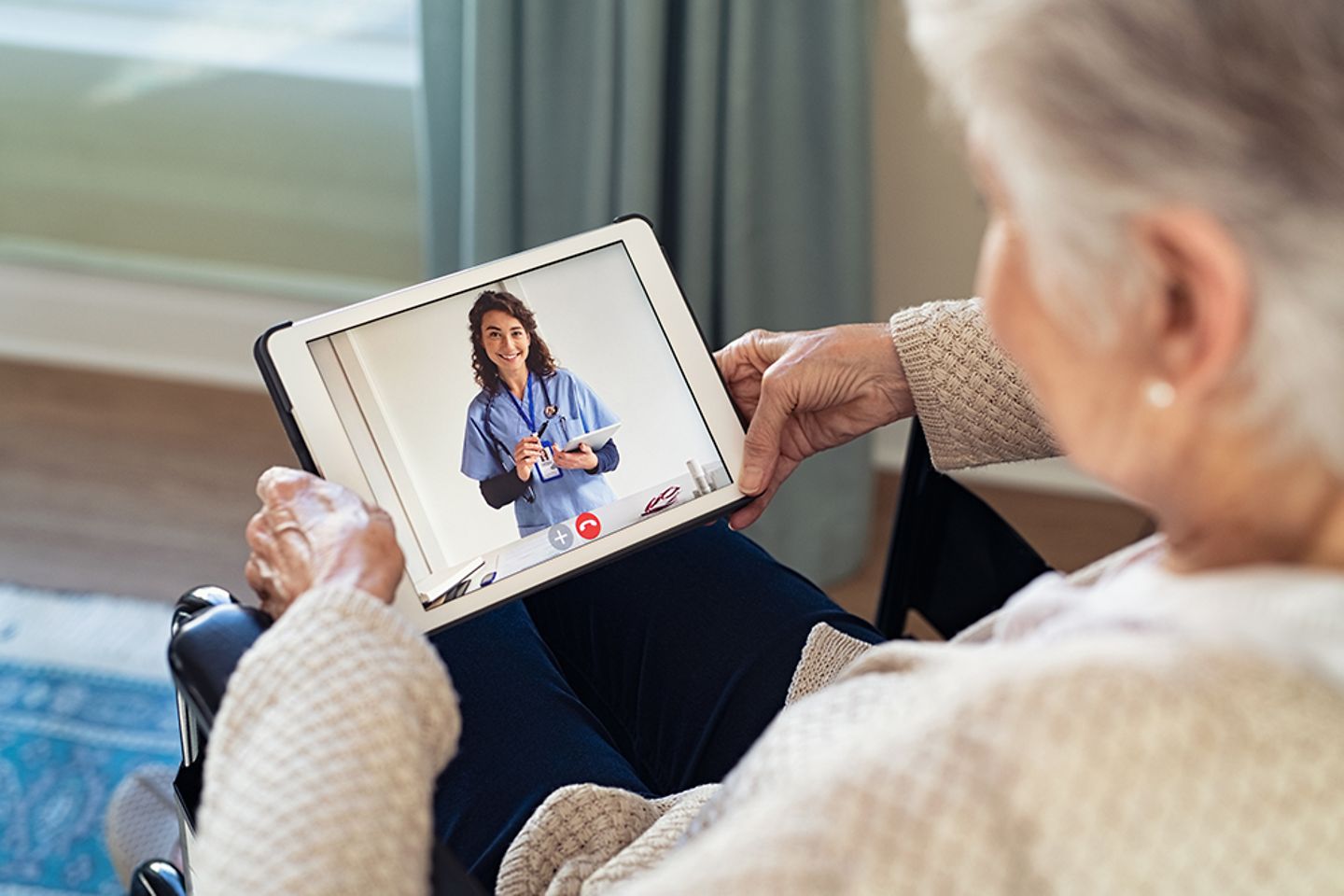 Ein laufendes Videogespräch zwischen einem Arzt und einem Patienten.