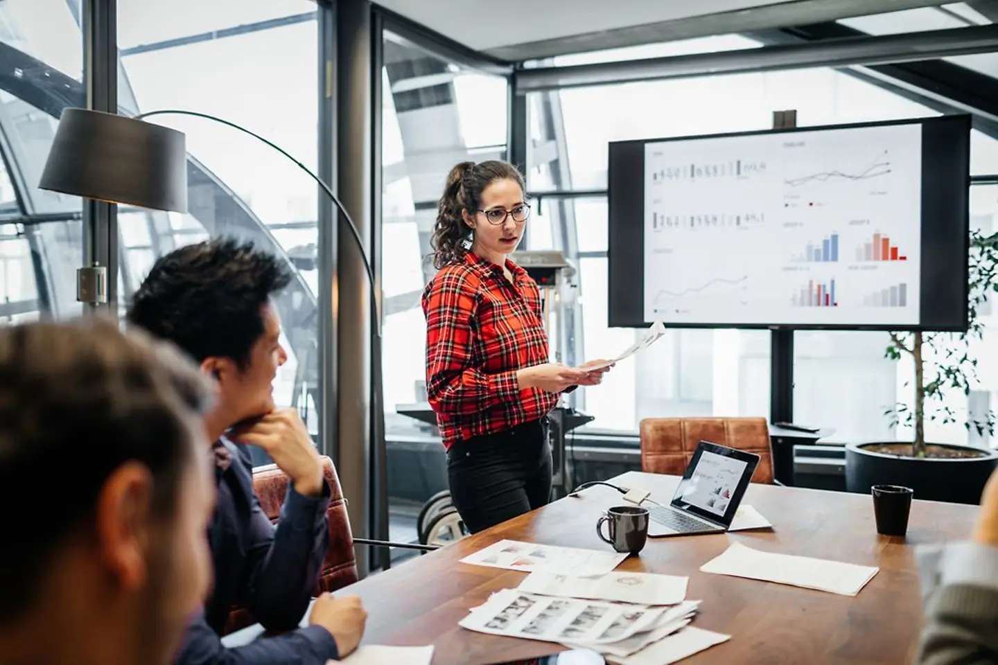 Een team in een vergaderzaal bespreekt eenvoudig gegevensbeheer
