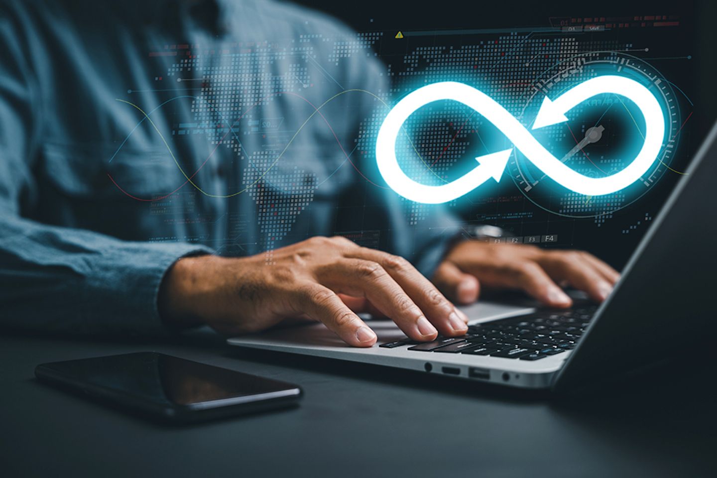Ein DevOps-Entwickler am Laptop