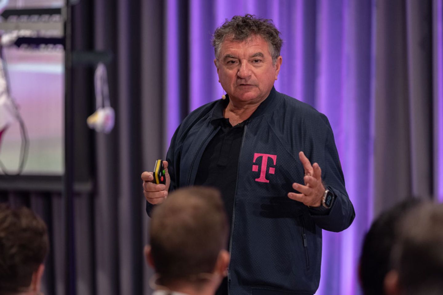Ferri Abolhassan spricht an der Zukunftsarena