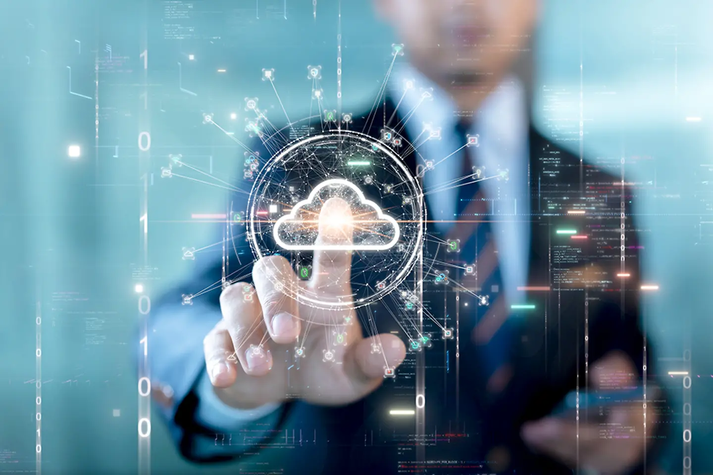 Ein Geschäftsmann bedient einen digitalen Bildschirm