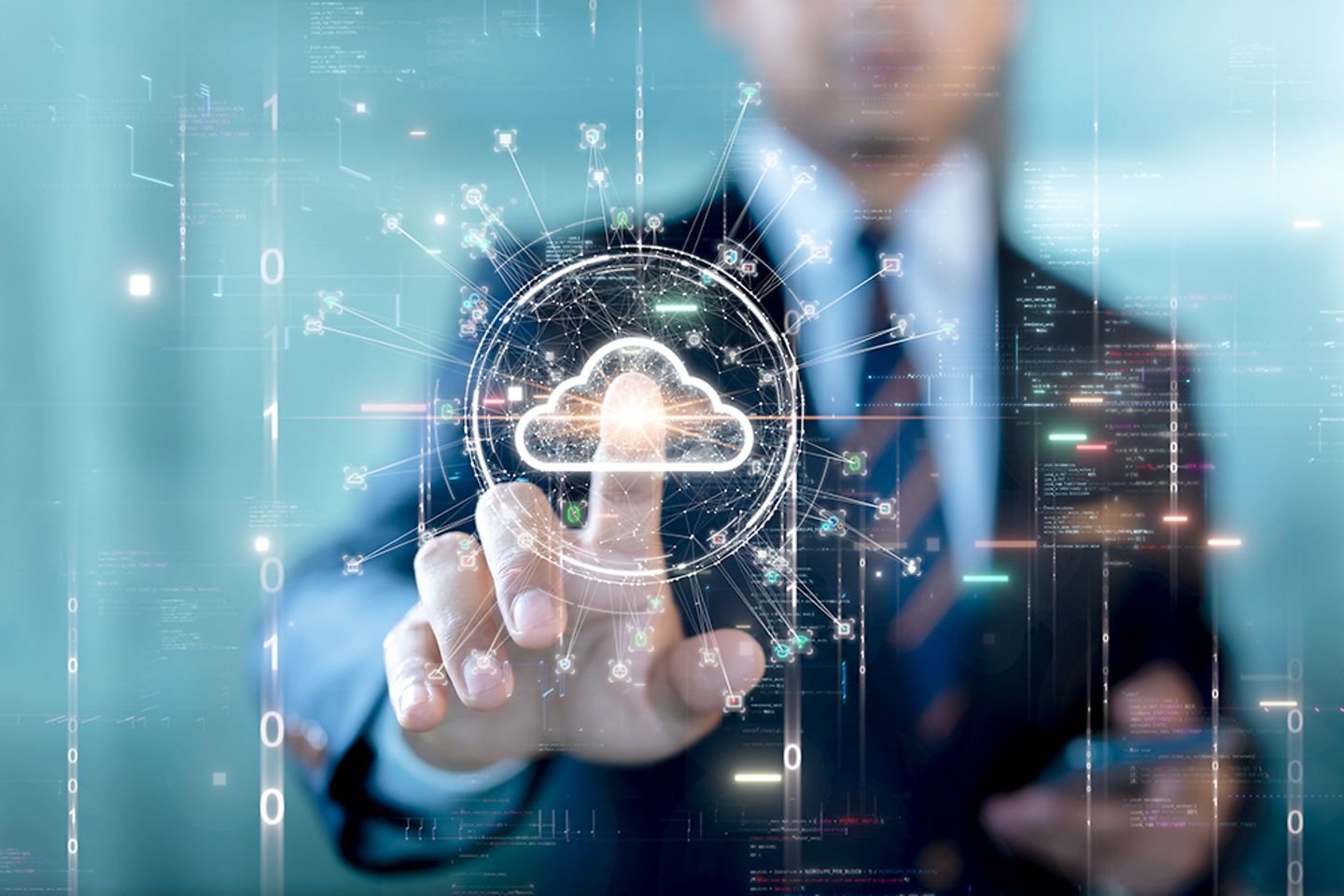 Ein Geschäftsmann bedient einen digitalen Bildschirm