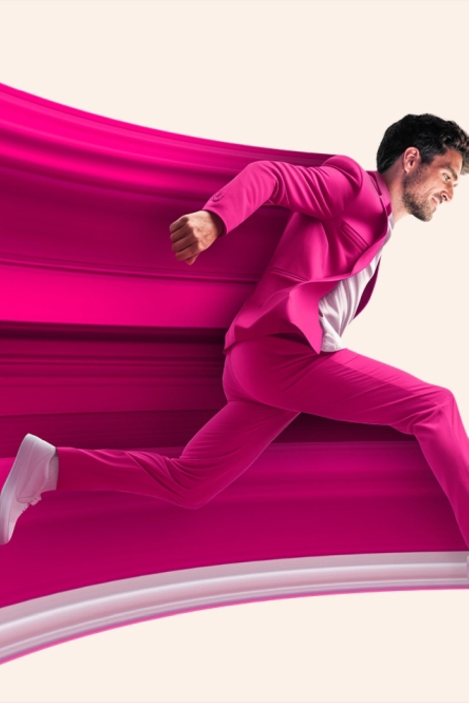 Energieke zakenman in een magenta pak springt ver en wordt nog verder geduwd door een magenta golf