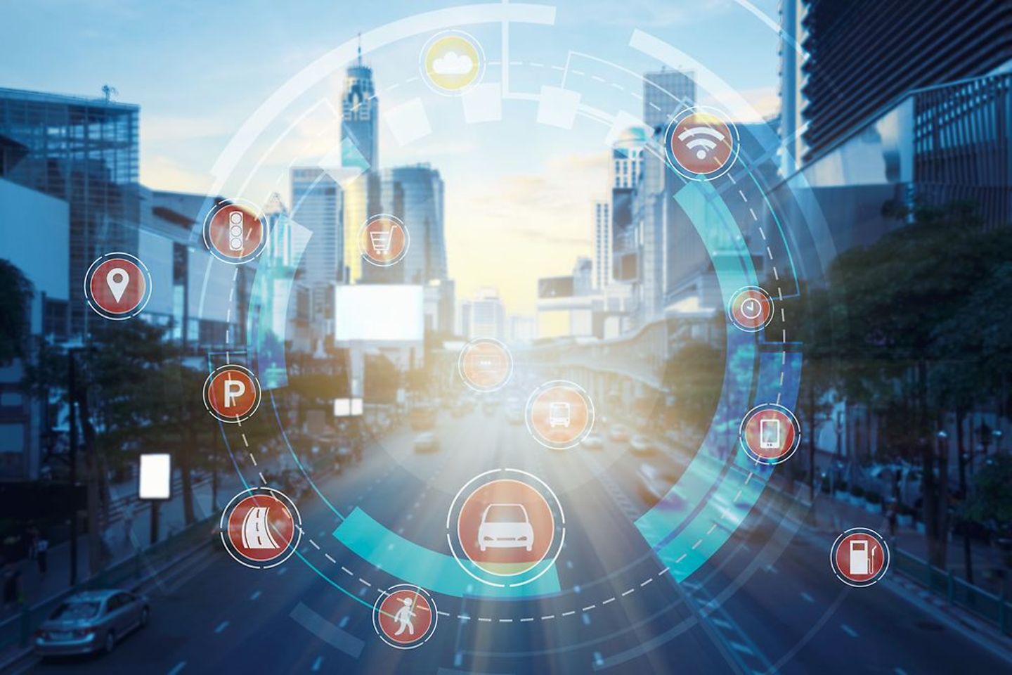Silueta de ciudad con iconos digitales