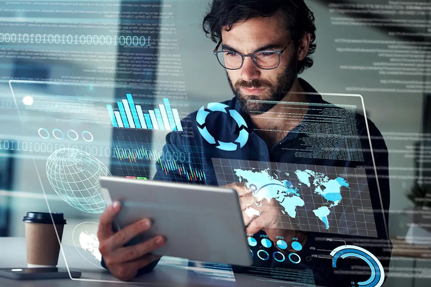 Hologram van zakenman, gegevens en tablet met digitale overlay voor techniek