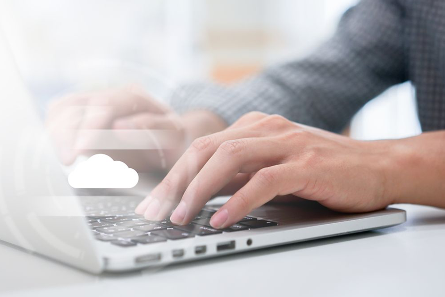 Wolkensymbol über einem Laptop