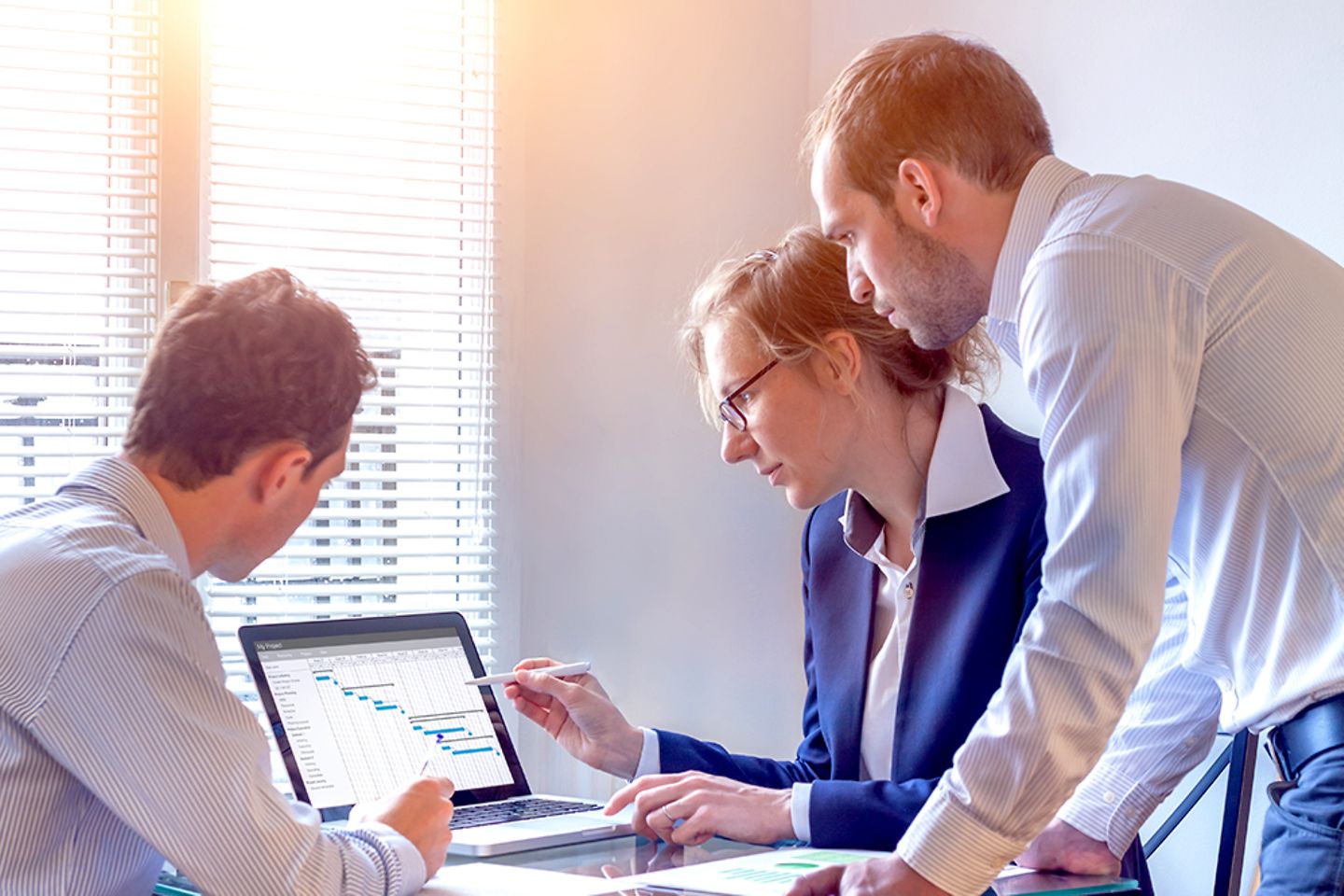 Bijeenkomst van de projectmanager met het team om te beslissen over de planning van mijlpalen