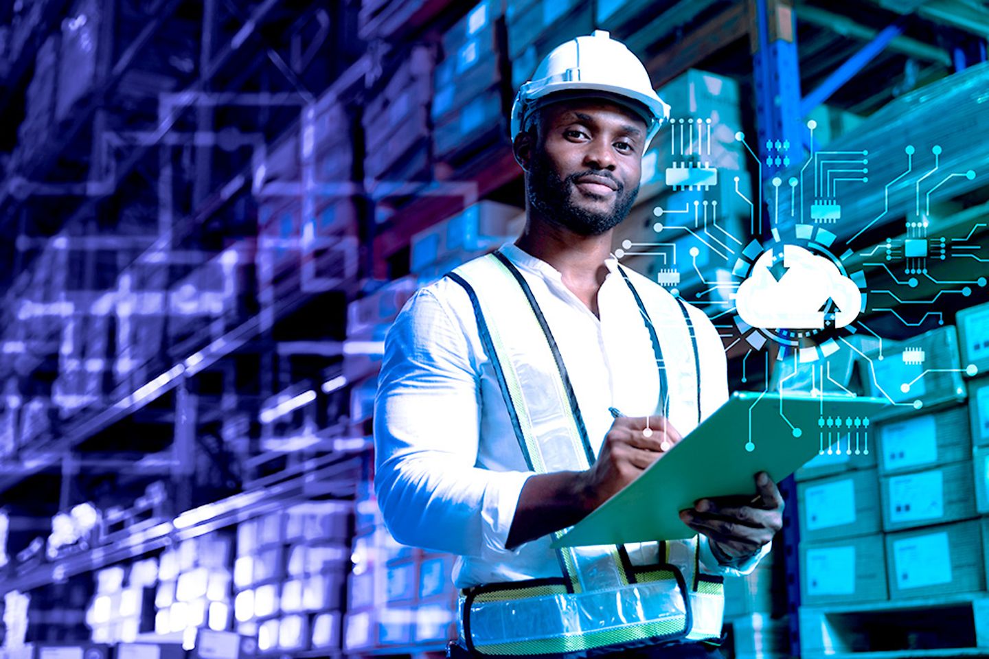 Employés vérifiant les stocks à l’aide d’un système de cloud computing dans une usine dotée d’une logistique intelligente.