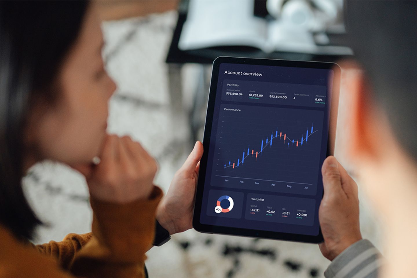 Junges Paar macht Finanzpläne mit digitalem Tablet