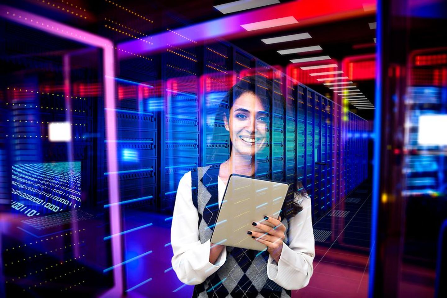 Weibliche Fachkraft mit Laptop und Datenserverraum im Hintergrund