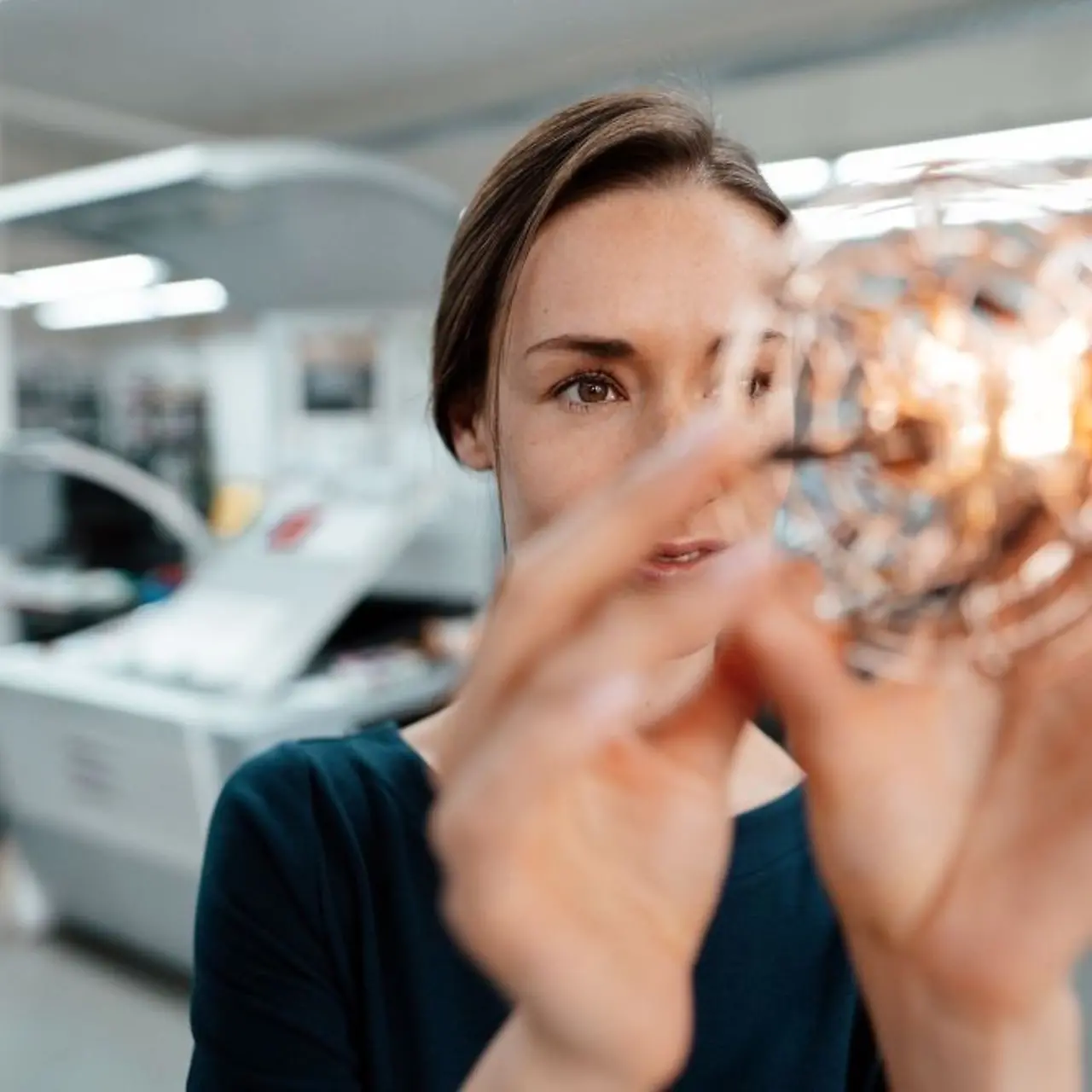 Fließendes Netz aus Licht in Magenta, Lila, Blau auf schwarzem Hintergrund.