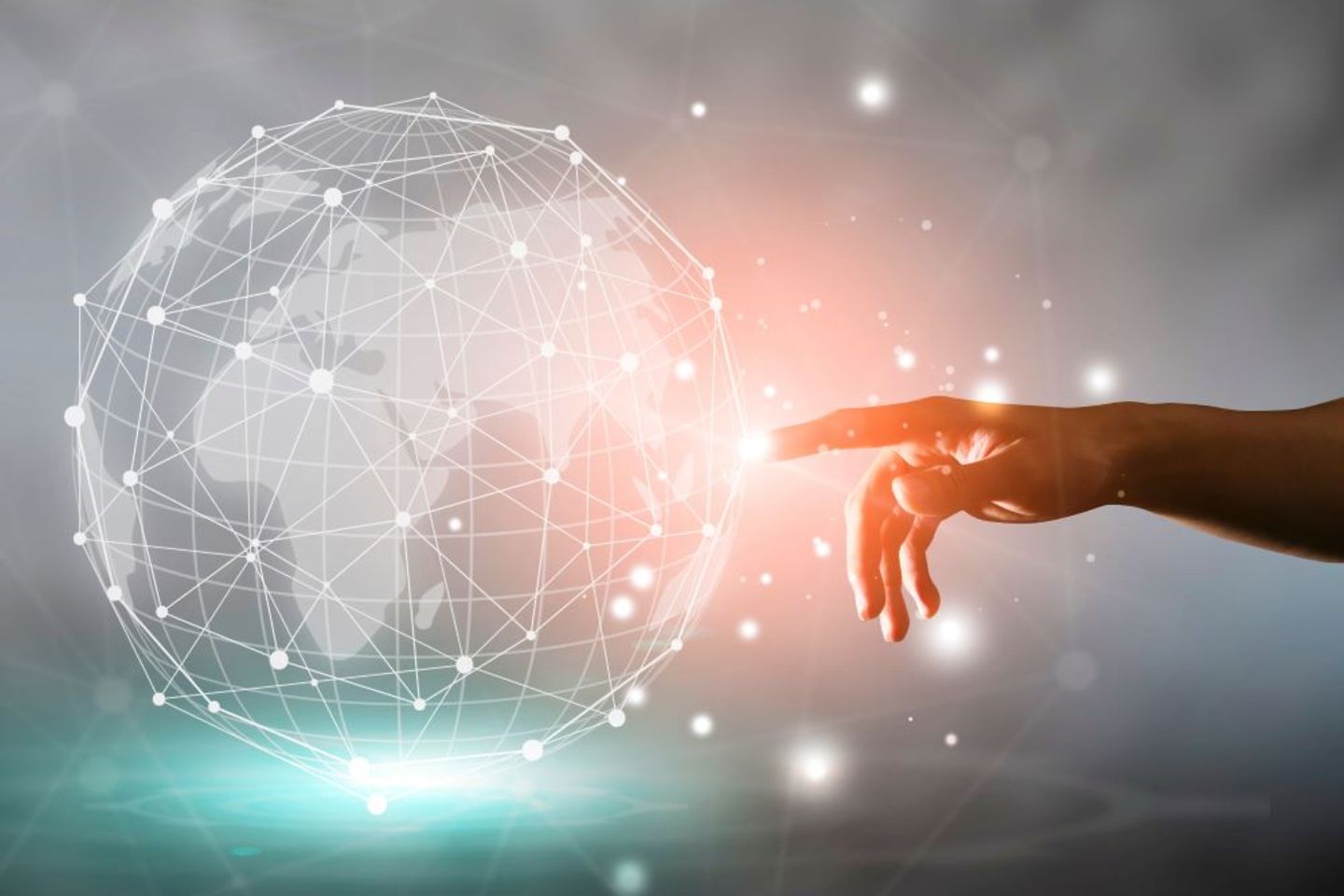 Doigts qui touchent un réseau de concepts numériques et dataspace