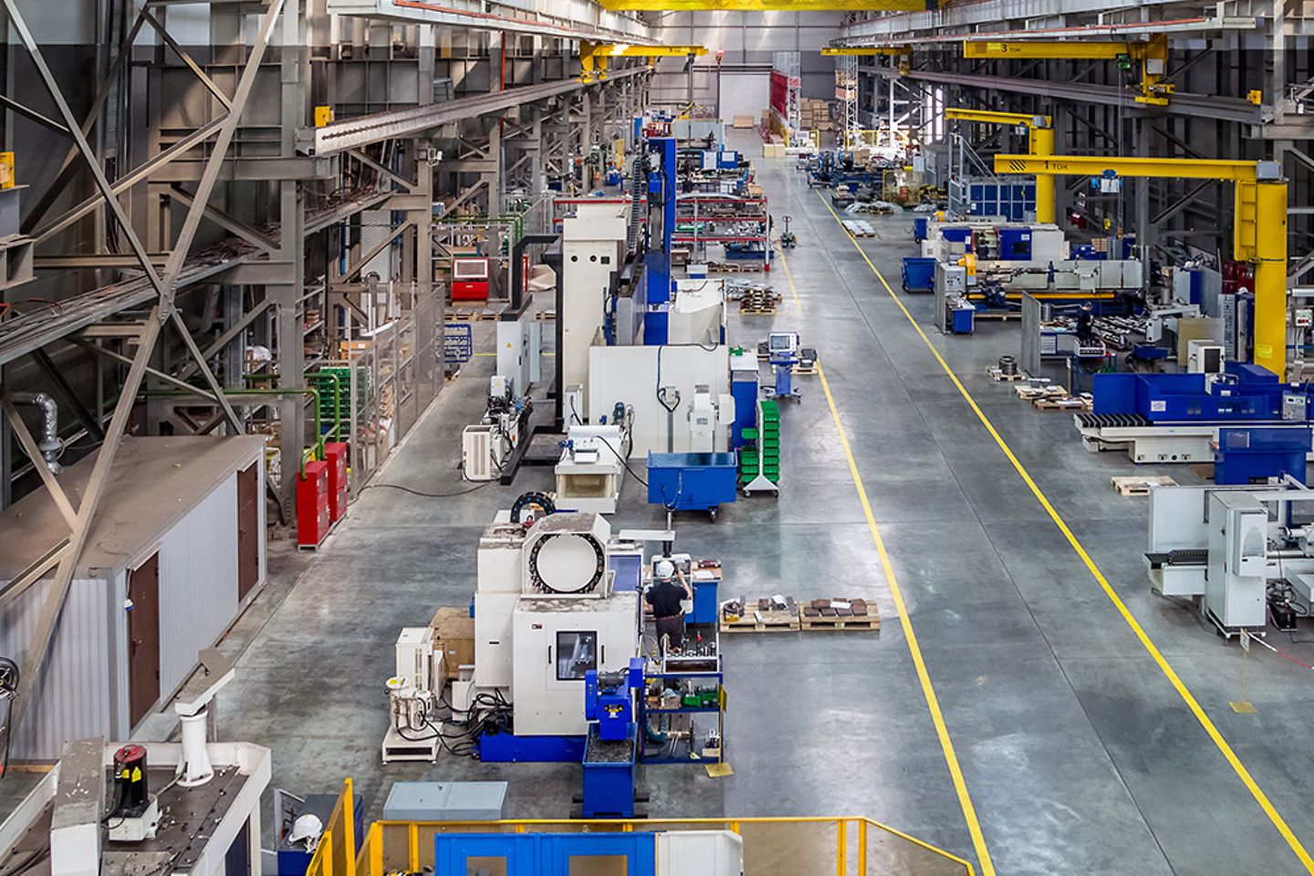 Vue intérieure d'un hall d'usine.