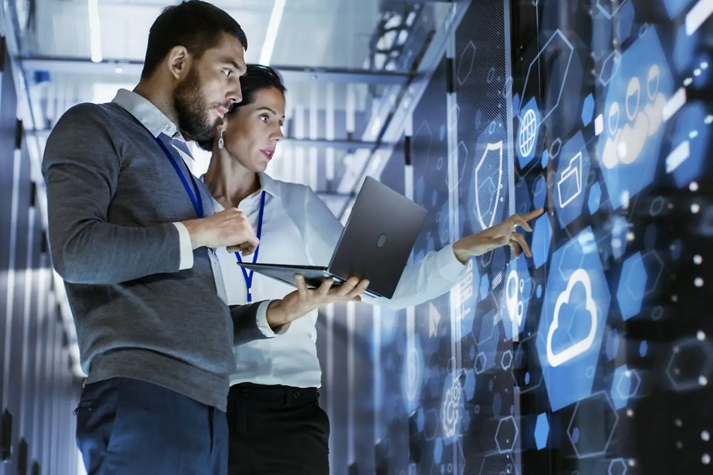 Zwei Softwareexperten arbeiten in einem Datenserverraum