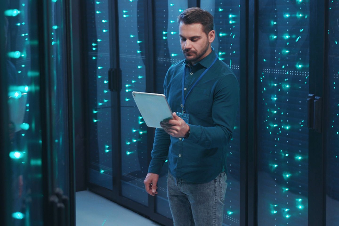IT-specialist met tablet in hightech datacenter