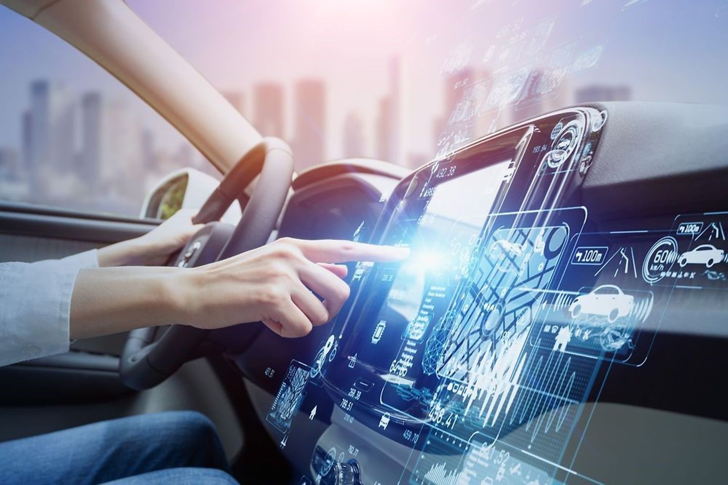 Voertuiginterieur, vrouwenhand op het stuur, andere hand bedient navigatiesysteem.