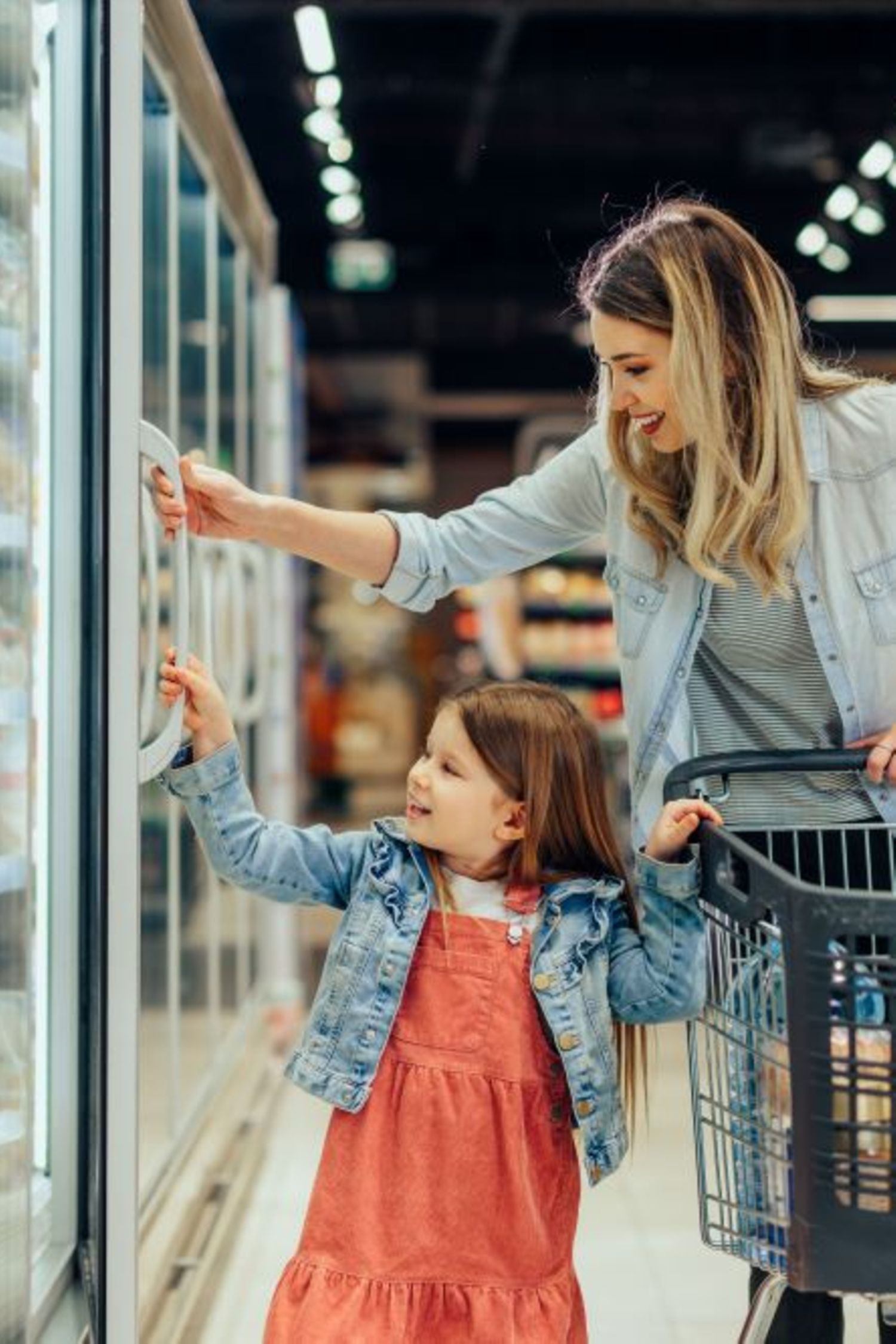 Cliente con niño comprando en una tienda de comestibles