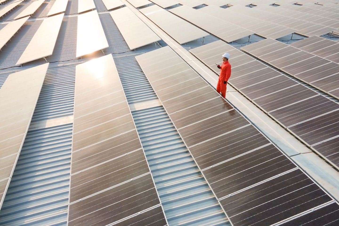 Elektriker prüft ein Solarkraftwerk