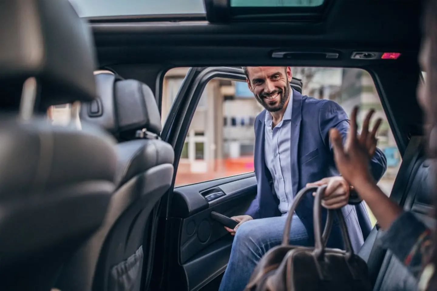 Geschäftsmann steigt in ein Auto ein