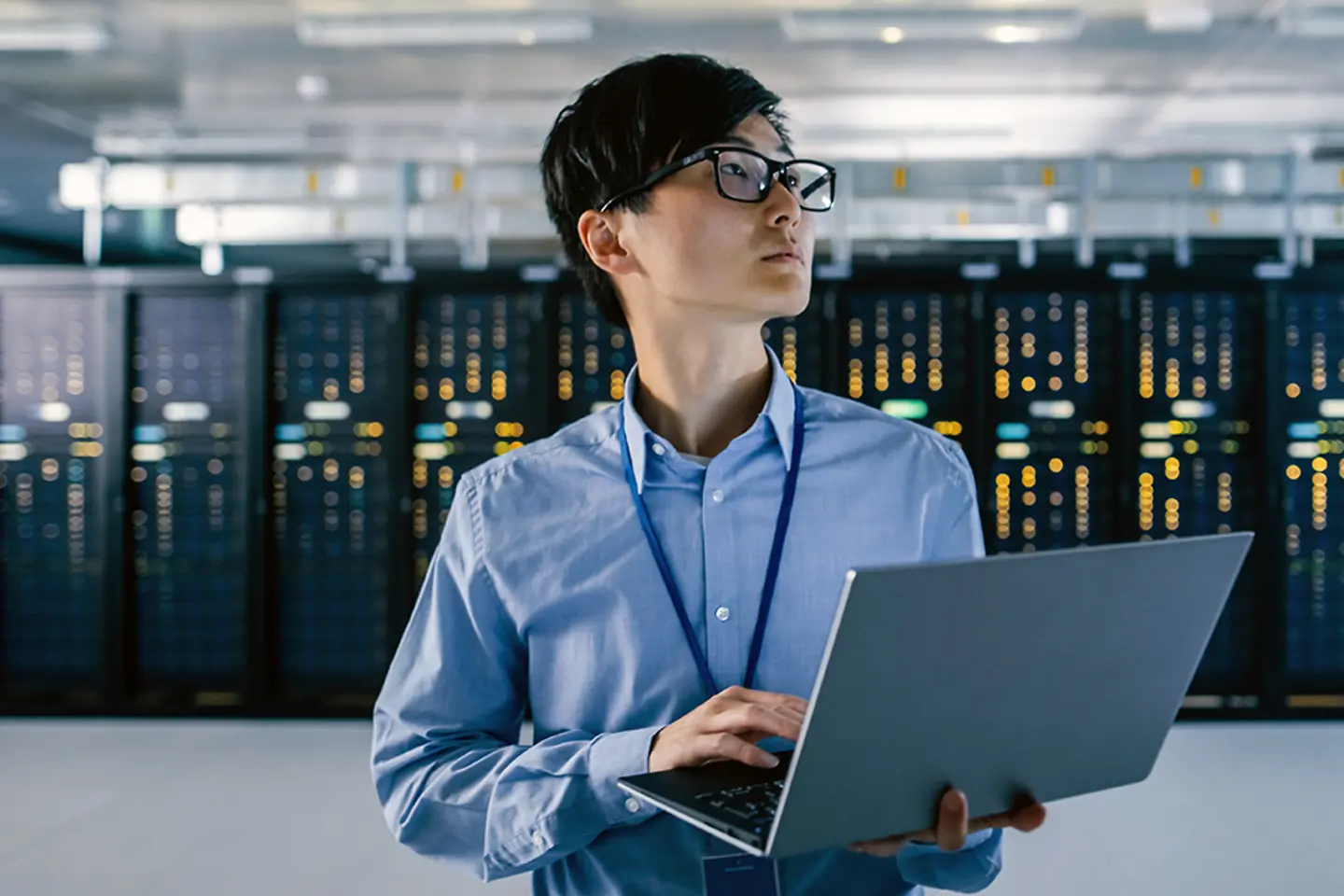IT-Ingenieur arbeitet an Wartung und Diagnose