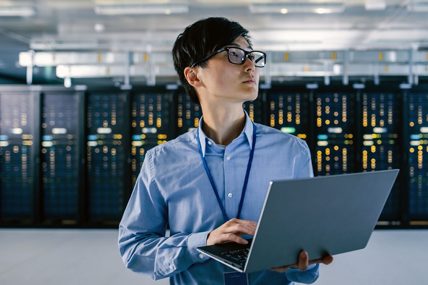 IT-Ingenieur arbeitet an Wartung und Diagnose
