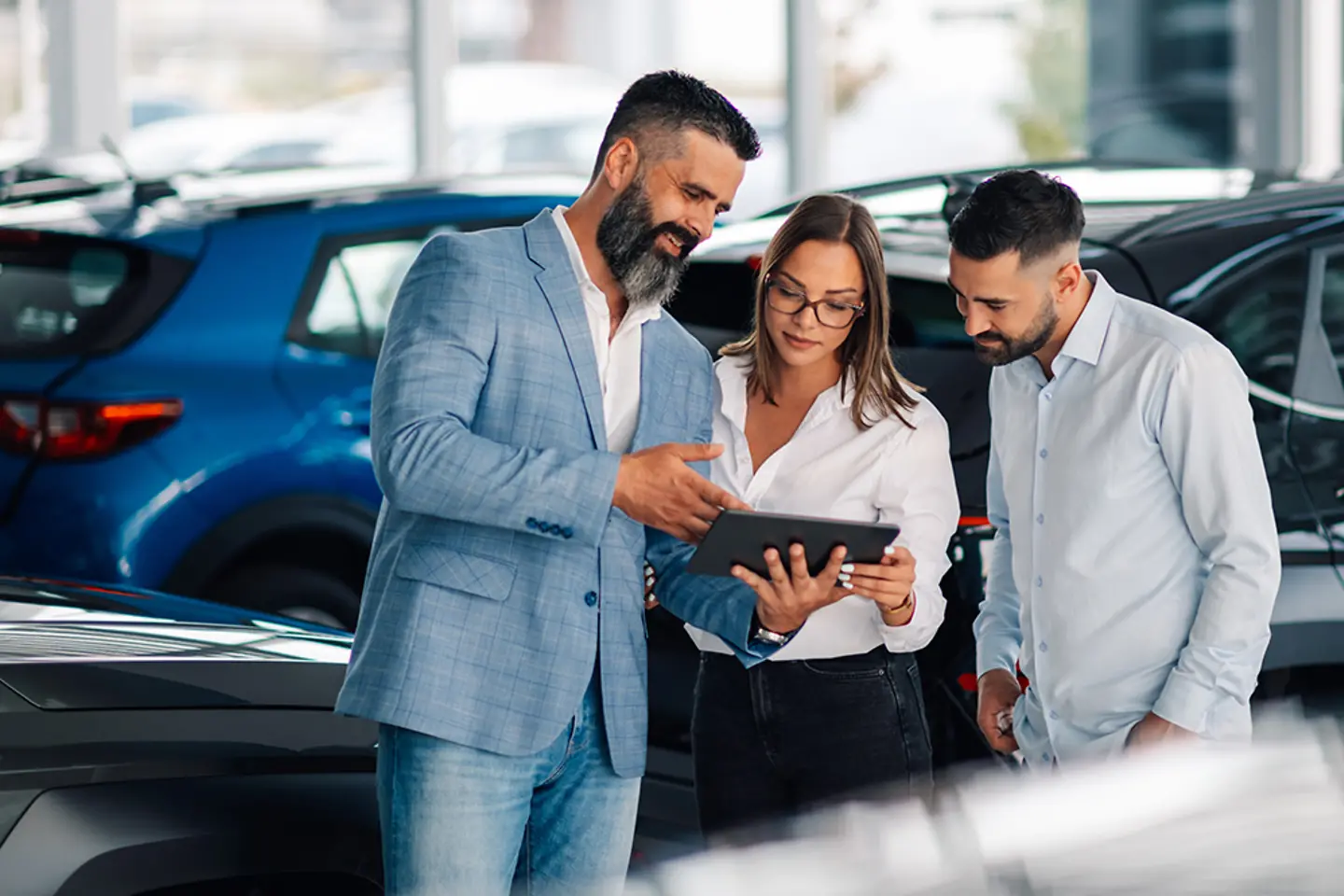 Dealer gebruikt tablet om het koopproces van een auto te verbeteren.