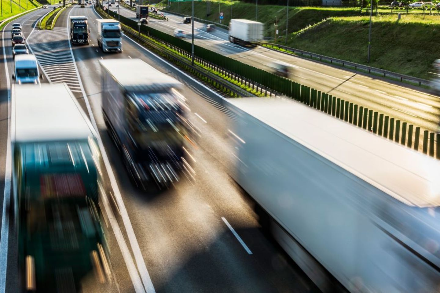 Des poids-lourds circulent sur une autoroute