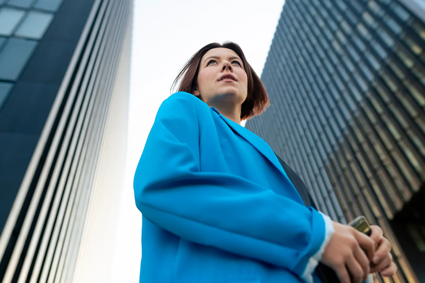 Vrouw staat met wolkenkrabbers op de achtergrond