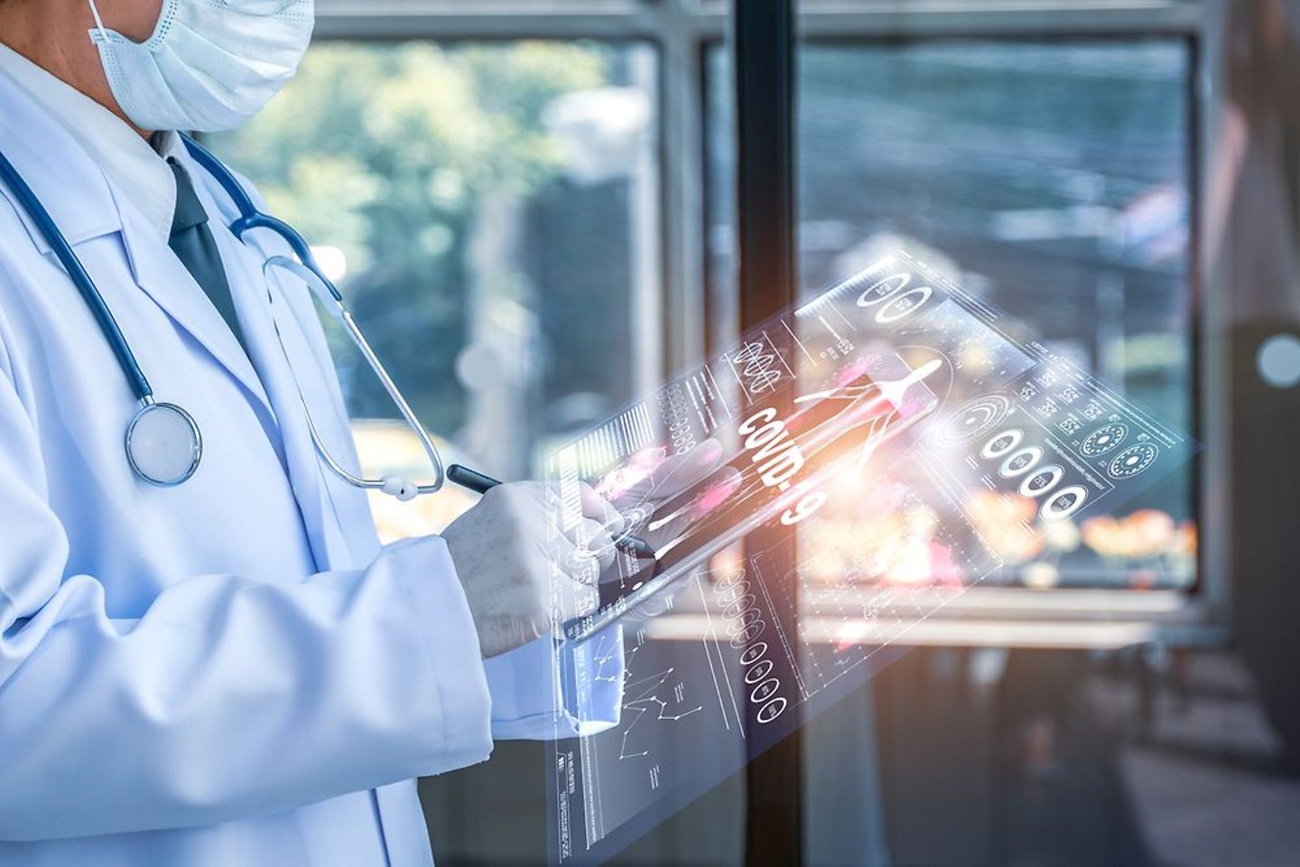 Tableta de sostenimiento del médico con tableta de pantalla hud futurista. Concepto médico del futuro.