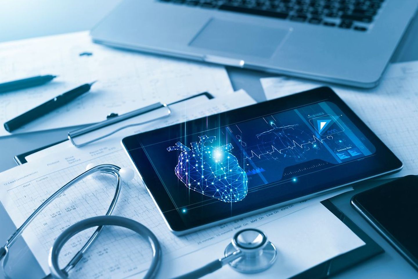Tableta del cardiólogo del médico y datos de análisis de atención médica de enfermedades cardíacas en pantalla