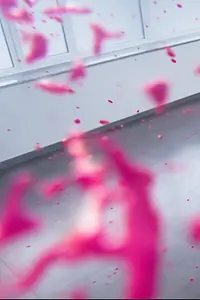 Junge, glückliche Frau mit VR-Brille in einem Raum mit magenta Bubbles
