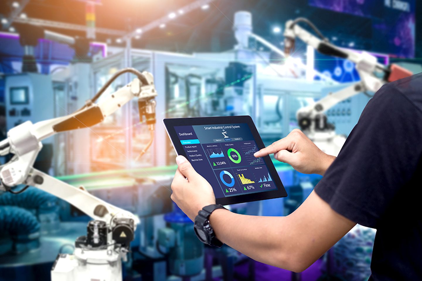 Professionnel traitant des données de machines sur une tablette dans une usine