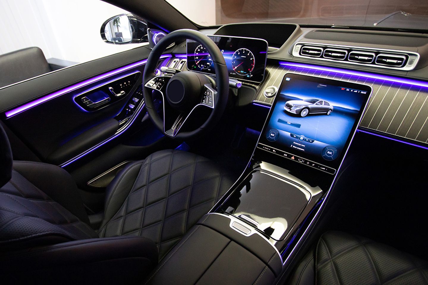 Interior digital de un coche de lujo