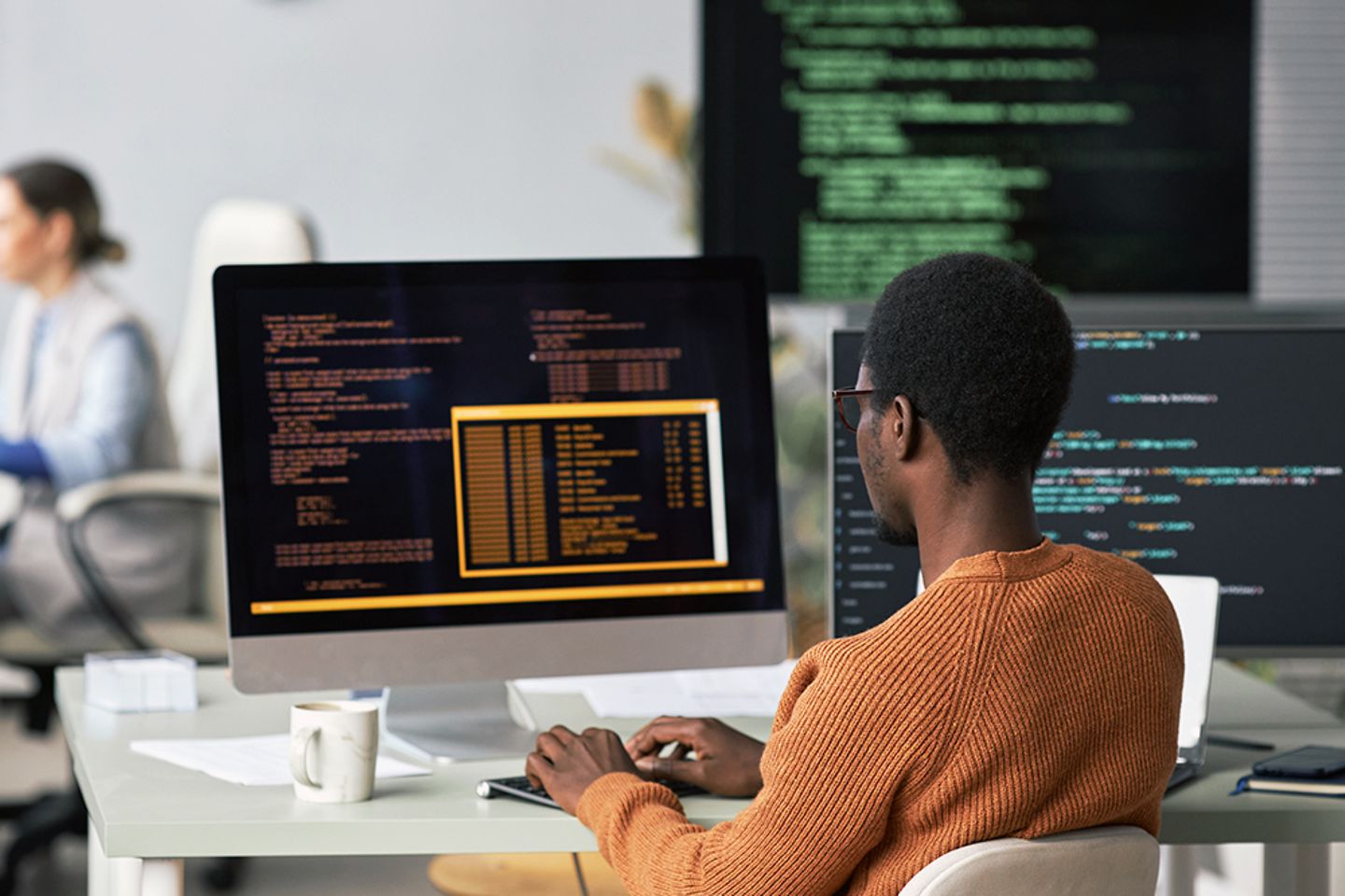 Experte beim Testen von Programmiercode, den er für eine neue Anwendung geschrieben hat